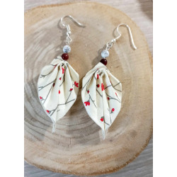 Boucles d'oreilles feuille blanc cassé petite fleur rouge