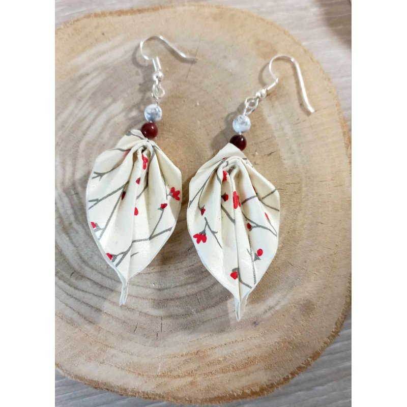 Boucles d'oreilles feuille blanc cassé petite fleur rouge Boucles d'oreilles feuille blanc cassé petite fleur rouge