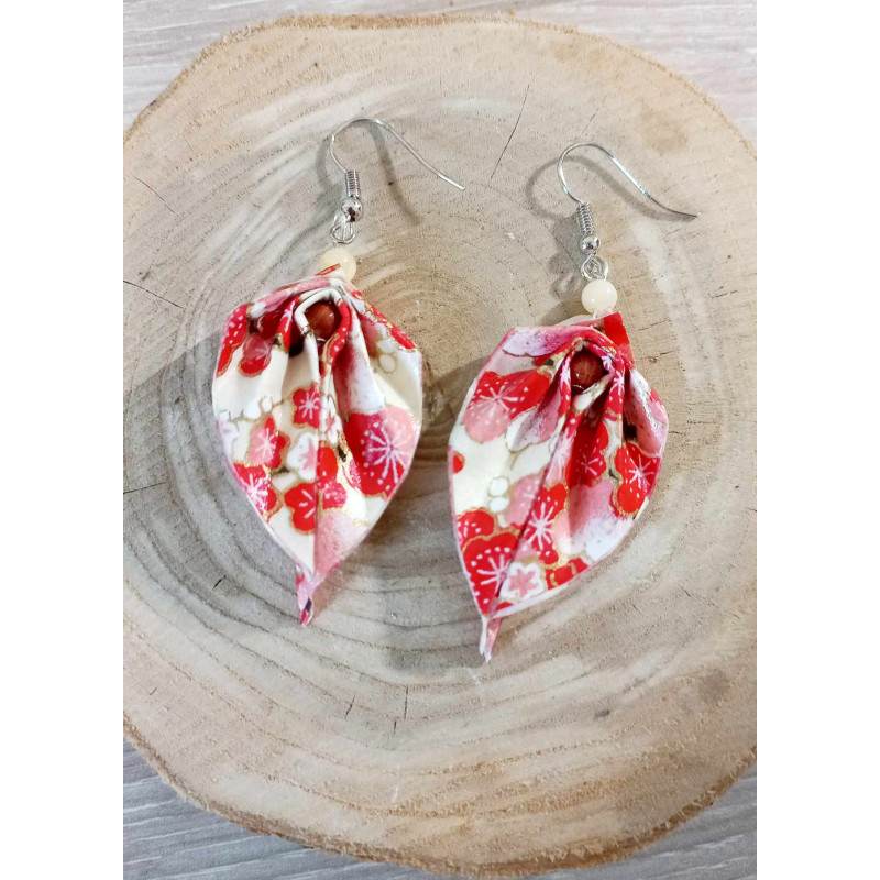Boucles d'oreilles feuille rouge et beige Boucles d'oreilles feuille rouge et beige