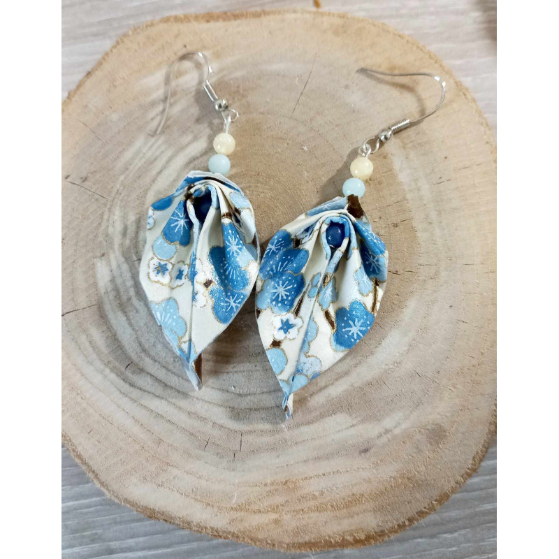 Boucles d'oreilles feuille bleue et beige fleur de cerisier Boucles d'oreilles feuille bleue et beige fleur de cerisier