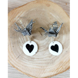 Boucles d'oreilles grue noir et blanche cœur