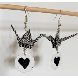 Boucles d'oreilles grue noir et blanche cœur