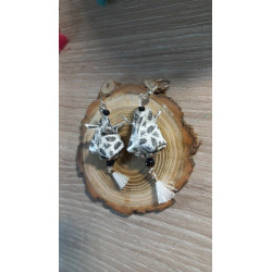 Boucles d'oreilles Fleur de lotus blanche petite feuille noire