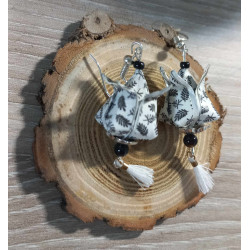 Boucles d'oreilles Fleur de lotus blanche petite feuille noire