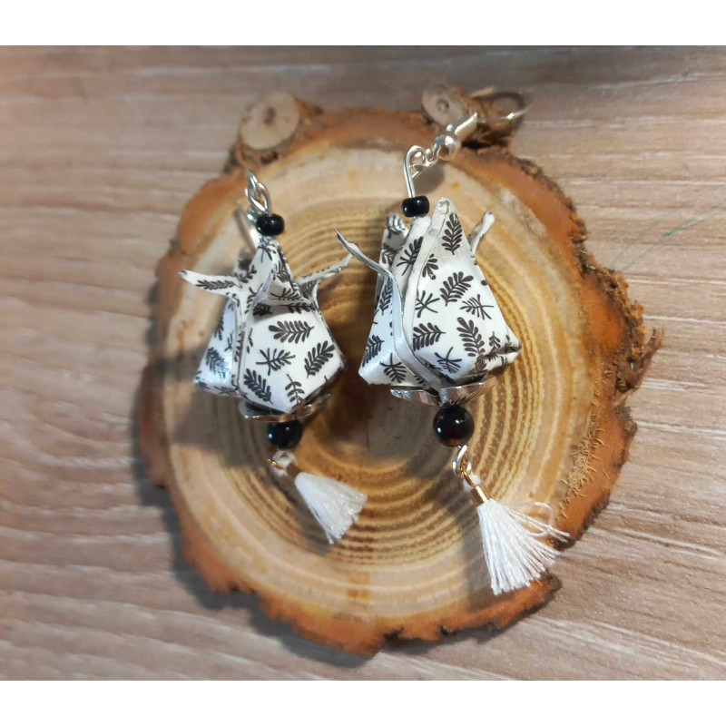 Boucles d'oreilles Fleur de lotus blanche petite feuille noire Boucles d'oreilles Fleur de lotus blanche petite feuille noire