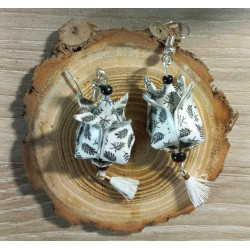 Boucles d'oreilles Fleur de lotus blanche petite feuille noire