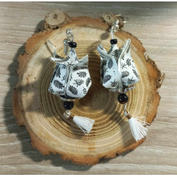 Boucles d'oreilles Fleur de lotus blanche petite feuille noire