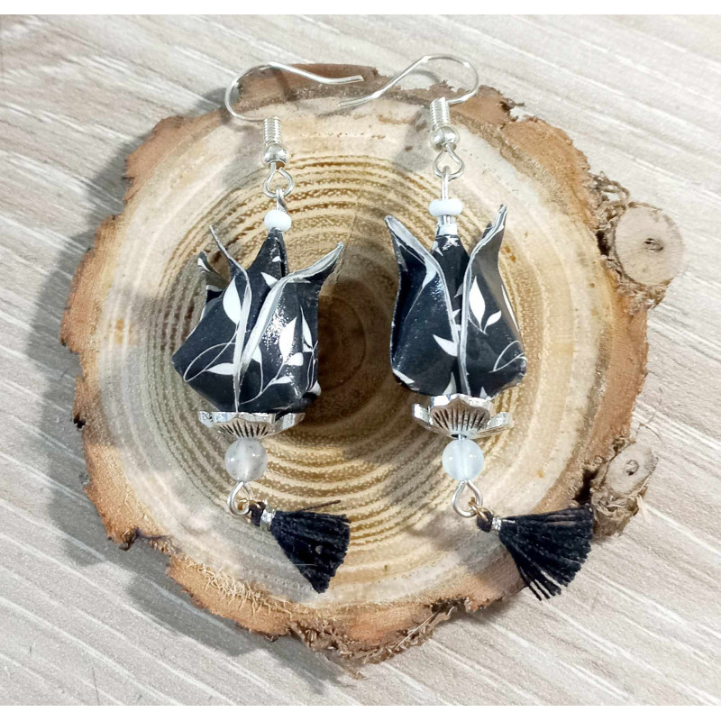 Boucles d'oreilles Fleur de lotus noire feuille blanche Boucles d'oreilles Fleur de lotus noire feuille blanche