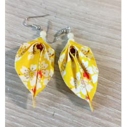 Boucles d'oreilles feuille jaune fleur de cerisier