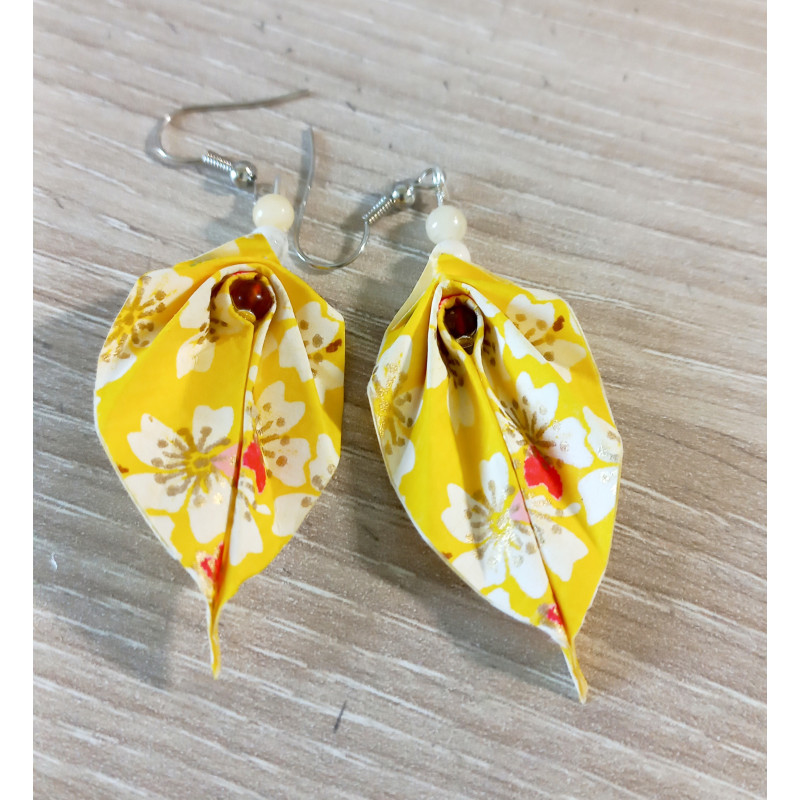 Boucles d'oreilles feuille jaune fleur de cerisier Boucles d'oreilles feuille jaune fleur de cerisier